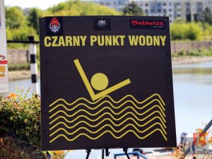 Tablica czarne punkty nad wodą