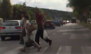 Piesi przechodzący przez jezdnięi samochód, który nie zatrzymał się przed pasami