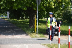 Policjantka pełniąca służbę na skuterze