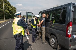 Policjanci zatrzymują mężczyznę