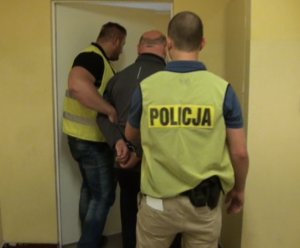 Zatrzymany prowadzony przez policjantów