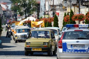 przejazd zabytkowych pojazdów rozpoczynający Kameralne Lato