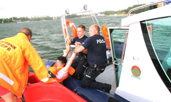 Policjanci i WOPR podczas akcji ratunkowej, fot. Kamil Foryś