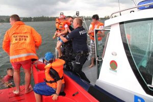 Policjanci i WOPR podczas akcji ratunkowej, fot. Kamil Foryś