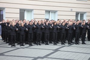 Policjanci mówię rotę ślubowania.