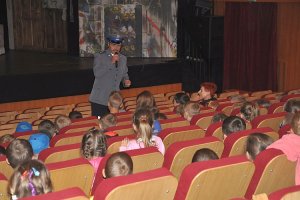 Rozmowa policyjnego wykładowcy z publicznością przed premierowym spektaklem.
