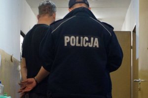 Zatrzymany podejrzany prowadzony przez policjanta