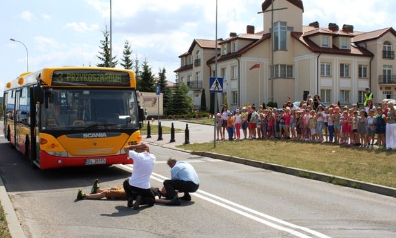 Bezpieczny pieszy: zatrzymaj się, rozejrzyj się, przechodź!