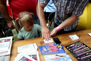 Publiczność przy stoisku policyjnym