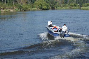 Policjanci podczas patrolowania rzeki Narew w okolicach Czarnego Punktu