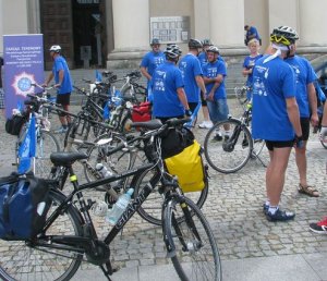 Policjanci na szlaku rowerowej pielgrzymki