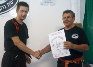 Szczeciński instruktor technik interwencji z czarnym pasem Israeli Krav Maga Association