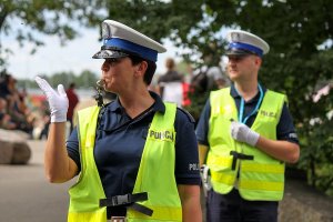 uśmiechnięta policjantka kieruje ruchem