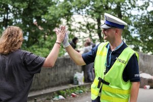 policjant przybija piątkę z przechodniem