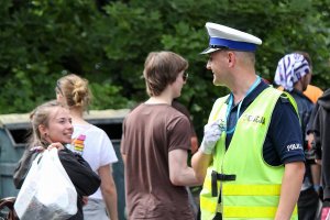 uśmiechnięty policjant i przechodnie