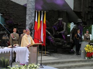 ksiądz biskup polowy wojska polskiego Józef Guzdek sprawuje Mszę Świętą