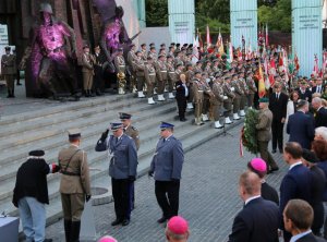 nadinspektor Mirosław Schossler oddaje hołd powstańcowi