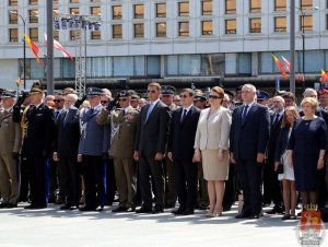 goście zgromadzeni na placu Piłsudskiego