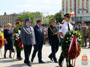 delegacja służb stołecznych zmierza z wieńcem do Grobu Nieznanego Żołnierza