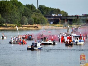 łodzie z flagami na Wiśle oddają hołd poległym powstańcom