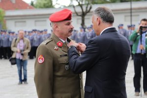 Sekretarz Stanu Ministerstwa Spraw Wewnętrznych Grzegorz Karpiński wręcza medal pułkownikowi Cieszyńskiemu z Żandarmerii Wojskowej