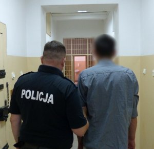 zatrzymany mężczyzna prowadzony przez policjanta