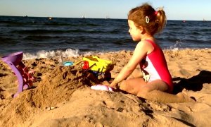 Maluch bezpieczny na plaży