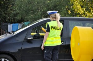 Policjanci kontrolują kierowców