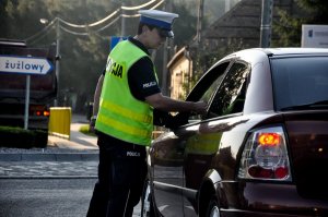 Policjanci kontrolują kierowców