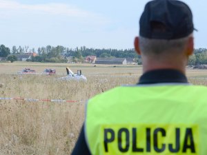 Policjant zabezpieczający miejsce wypadku śmigłowca