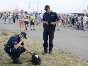 Policjanci zabezpieczający pozostawione przedmioty