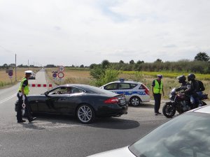 Policjanci kierujący ruchem na drogach dojazdowych