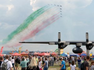 Publiczność oglądająca pokaz akrobatyczny