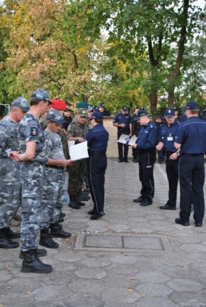 funkcjonariusze przed XV Finałem Kynologicznych Mistrzostw Policji