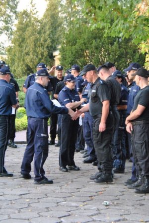 funkcjonariusze przed XV Finałem Kynologicznych Mistrzostw Policji