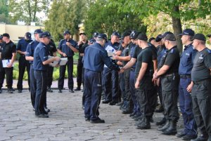 funkcjonariusze przed XV Finałem Kynologicznych Mistrzostw Policji