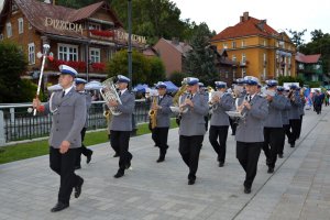 Przemarsz zespołów - orkiestra policyjna