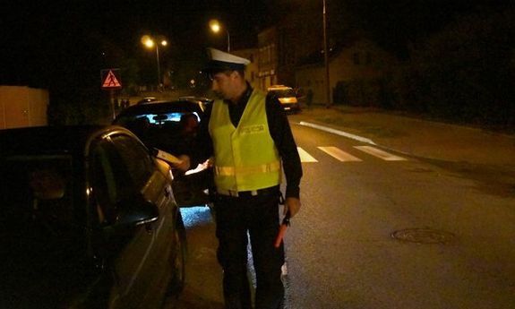 Kontrola kierowcy przez policjanta ruchu drogowego
