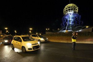 Policjantka kierująca ruchem