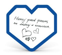 Niebieskie serduszka promujące akcję z napisem: Hamuj przed pasami, nie zwalniaj w uczuciach...