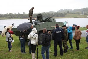 goście festynu oglądają Rosomaka