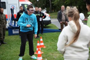 chłopiec wykonuje slalom w alkogoglach