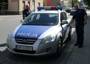 Policjanci, którzy uratowali życie kobiecie przy radiowozie