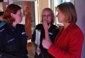 Policjantki i jedna z kobiet biorące udział w szkoleniu