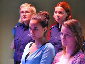 Policjantki i kobiety biorące udział w szkoleniu