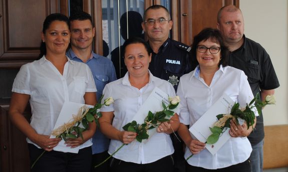 Pracownice świeckiego banku w towarzystwie policjantów