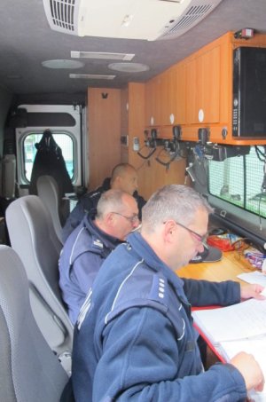 Policjanci w radiowozie