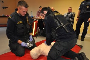 Strażnicy miejscy doskonalą swoje umiejętności ratownicze pod kierunkiem wykładowców słupskiej Szkoły Policji