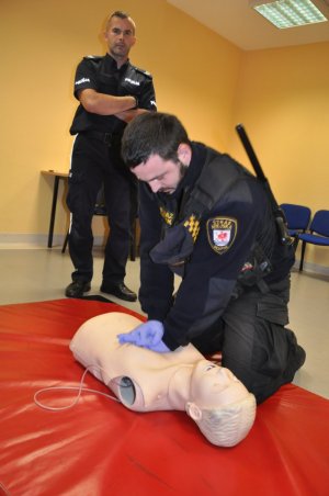 Strażnicy miejscy doskonalą swoje umiejętności ratownicze pod kierunkiem wykładowców słupskiej Szkoły Policji