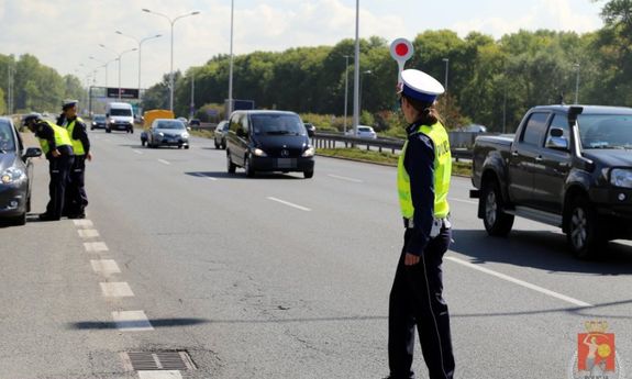 Policjantka zatrzymuje pojazd do kontroli